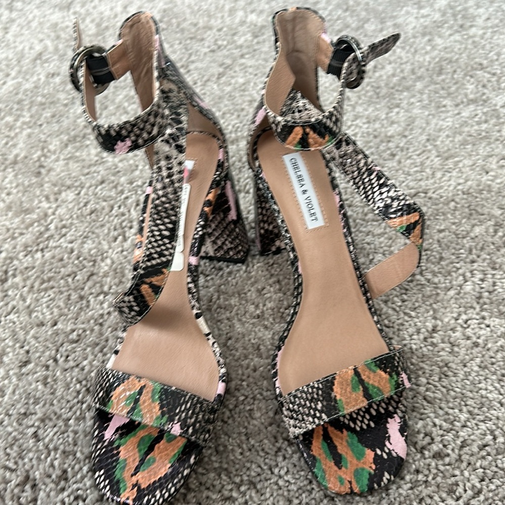 ⭐️Never Worn⭐️Chelsea and Violet summer sandal snakeskin and multicolored.